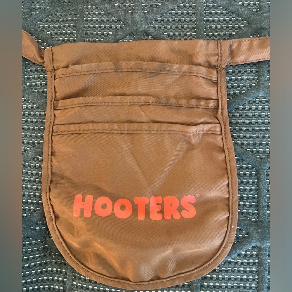 Hooters pouch